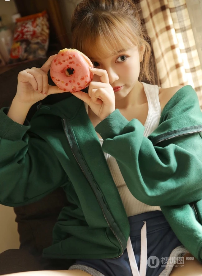 丸子头绿衣短裤元气少女搞怪可爱室内写真图片