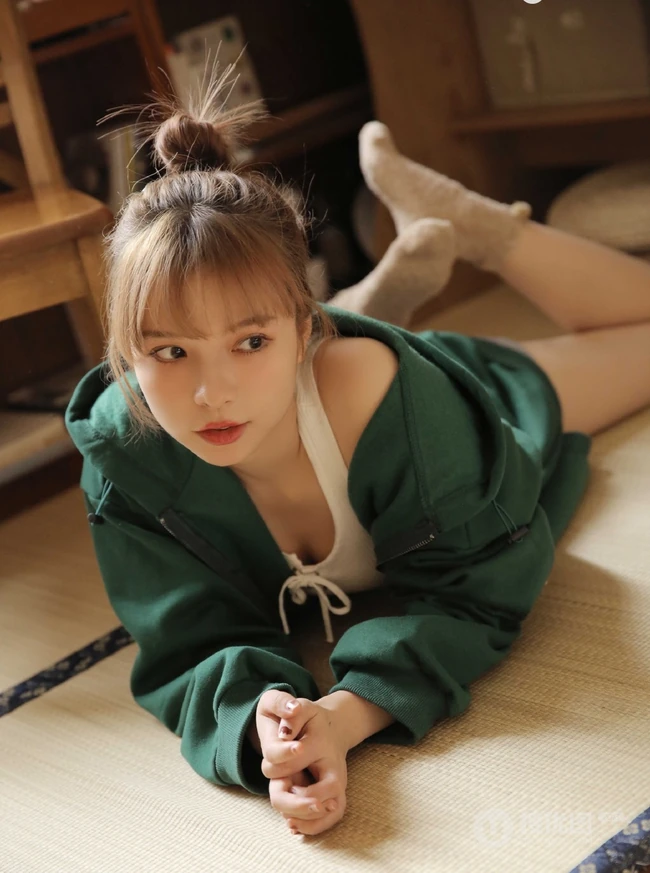 丸子头绿衣短裤元气少女搞怪可爱室内写真图片