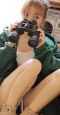 丸子头绿衣短裤元气少女搞怪可爱室内写真图片