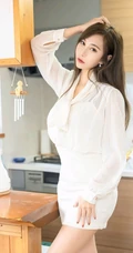 婀娜曼妙，亭亭而立，气质时尚女生Lavinia肉肉白衣短裙袜装室内图集