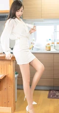 婀娜曼妙，亭亭而立，气质时尚女生Lavinia肉肉白衣短裙袜装室内图集