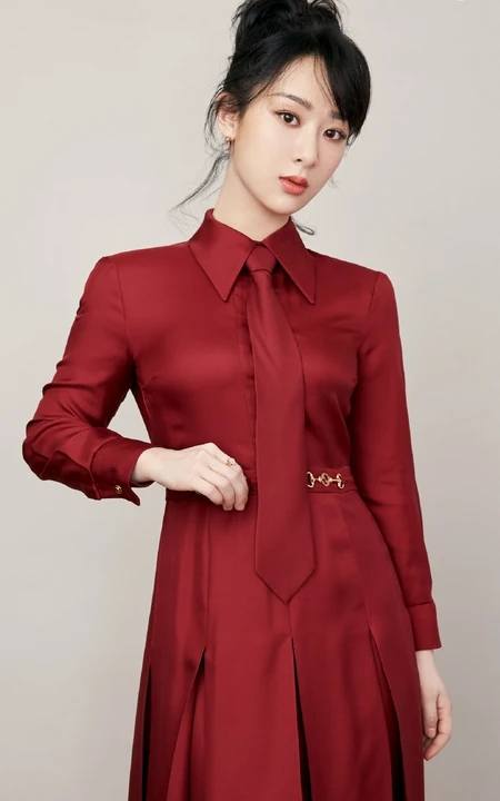 杨紫红色衬衫领带《再次相约二十年》喜庆主题写真图片