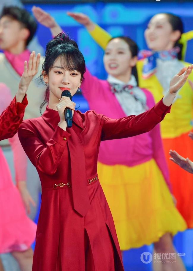 杨紫红色衬衫领带《再次相约二十年》喜庆主题写真图片