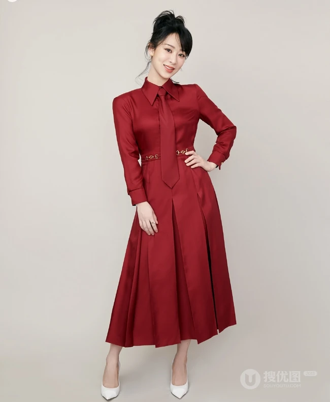杨紫红色衬衫领带《再次相约二十年》喜庆主题写真图片