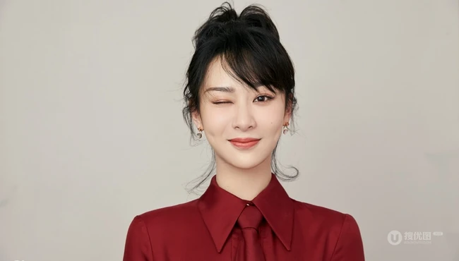 杨紫红色衬衫领带《再次相约二十年》喜庆主题写真图片