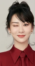 杨紫红色衬衫领带《再次相约二十年》喜庆主题写真图片