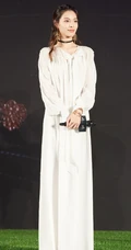 钟楚曦白衣长裙现身活动写真图片，气质优雅仙气动人