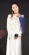 钟楚曦白衣长裙现身活动写真图片，气质优雅仙气动人