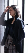 宋茜黑衣格子裤酷冷动人写真图片