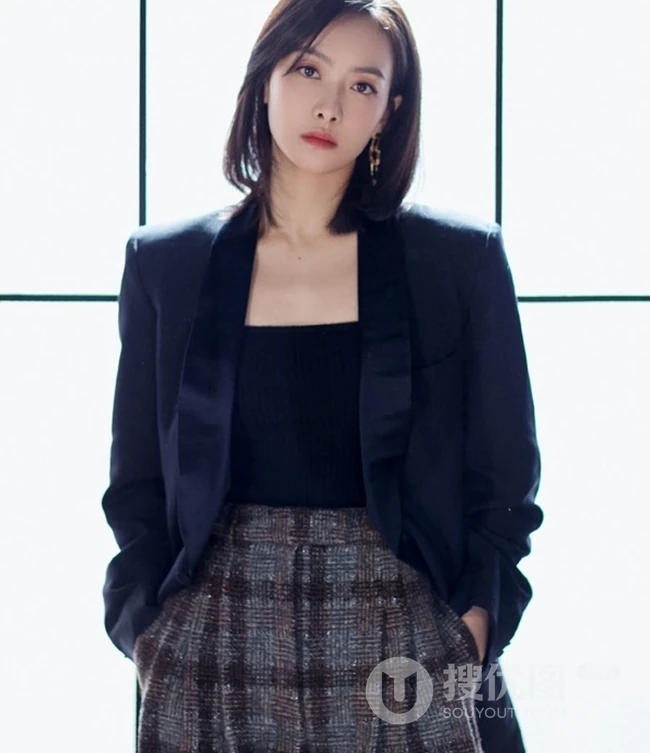 宋茜黑衣格子裤酷冷动人写真图片