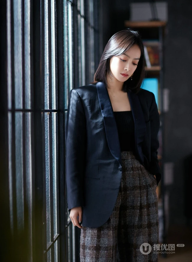 宋茜黑衣格子裤酷冷动人写真图片