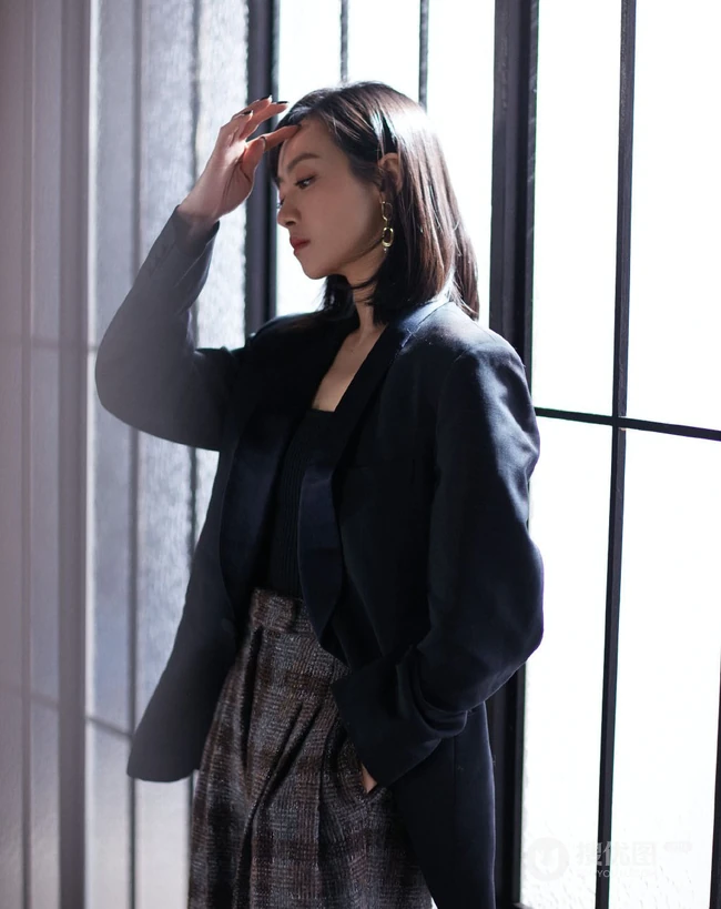 宋茜黑衣格子裤酷冷动人写真图片