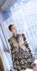 张佳宁清新复古名族服装短裙写真，尽显可爱模样，动人线条感