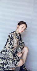 张佳宁清新复古名族服装短裙写真，尽显可爱模样，动人线条感