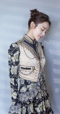 张佳宁清新复古名族服装短裙写真，尽显可爱模样，动人线条感