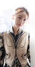 张佳宁清新复古名族服装短裙写真，尽显可爱模样，动人线条感