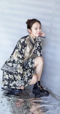 张佳宁清新复古名族服装短裙写真，尽显可爱模样，动人线条感