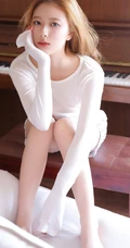 钢琴前的白皙文静动人少女白衣短裤唯美室内写真图片