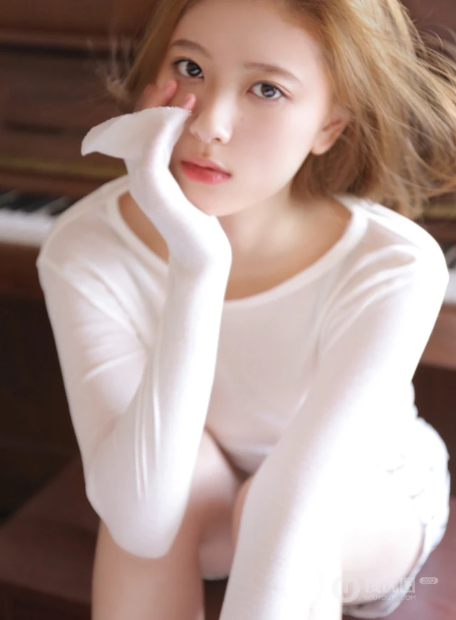 钢琴前的白皙文静动人少女白衣短裤唯美室内写真图片