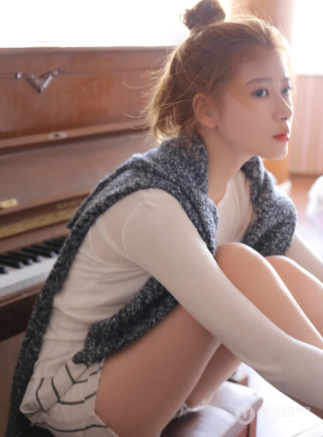 钢琴前的白皙文静动人少女白衣短裤唯美室内写真图片