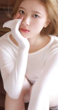 钢琴前的白皙文静动人少女白衣短裤唯美室内写真图片