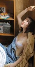 玩手风琴的气质可爱肩带牛仔裤家居服女孩室内写真吸睛