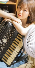玩手风琴的气质可爱肩带牛仔裤家居服女孩室内写真吸睛