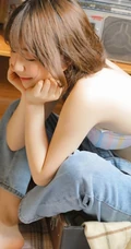 玩手风琴的气质可爱肩带牛仔裤家居服女孩室内写真吸睛