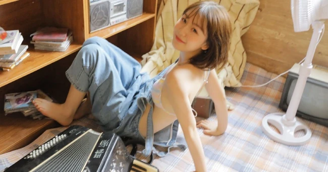 玩手风琴的气质可爱肩带牛仔裤家居服女孩室内写真吸睛