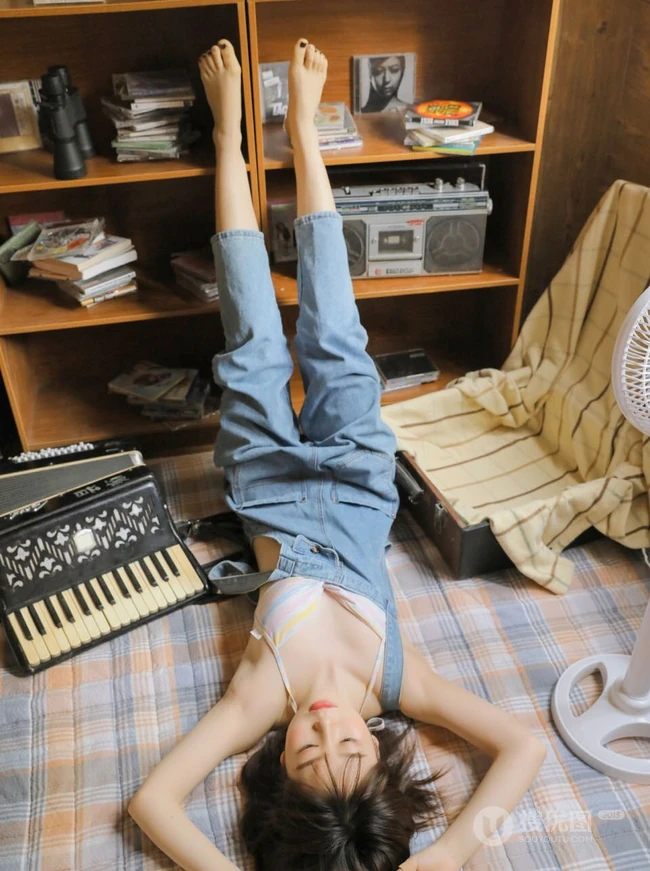 玩手风琴的气质可爱肩带牛仔裤家居服女孩室内写真吸睛