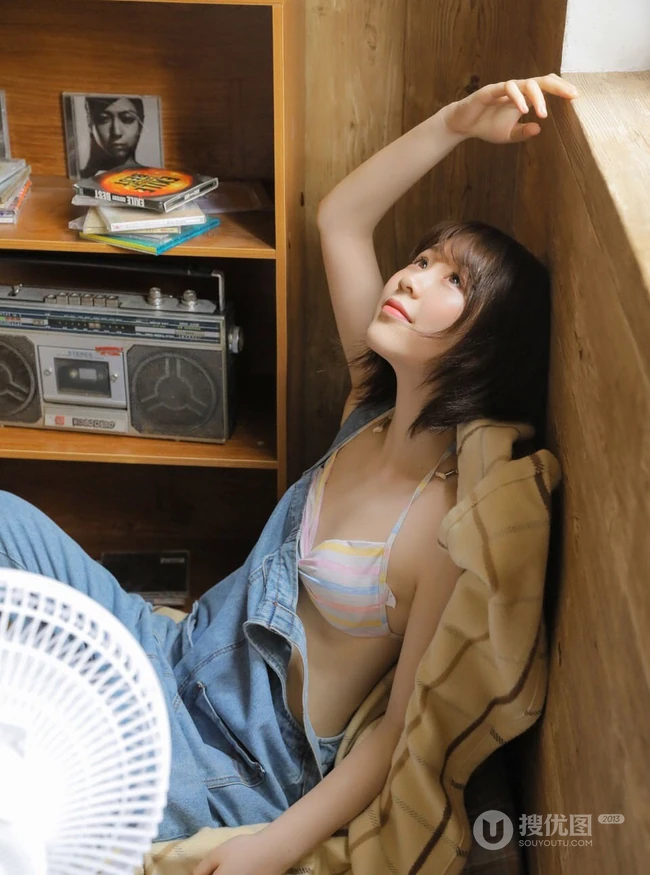 玩手风琴的气质可爱肩带牛仔裤家居服女孩室内写真吸睛