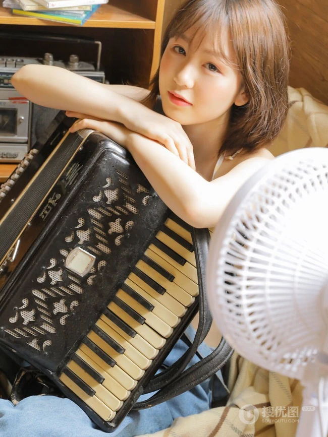 玩手风琴的气质可爱肩带牛仔裤家居服女孩室内写真吸睛