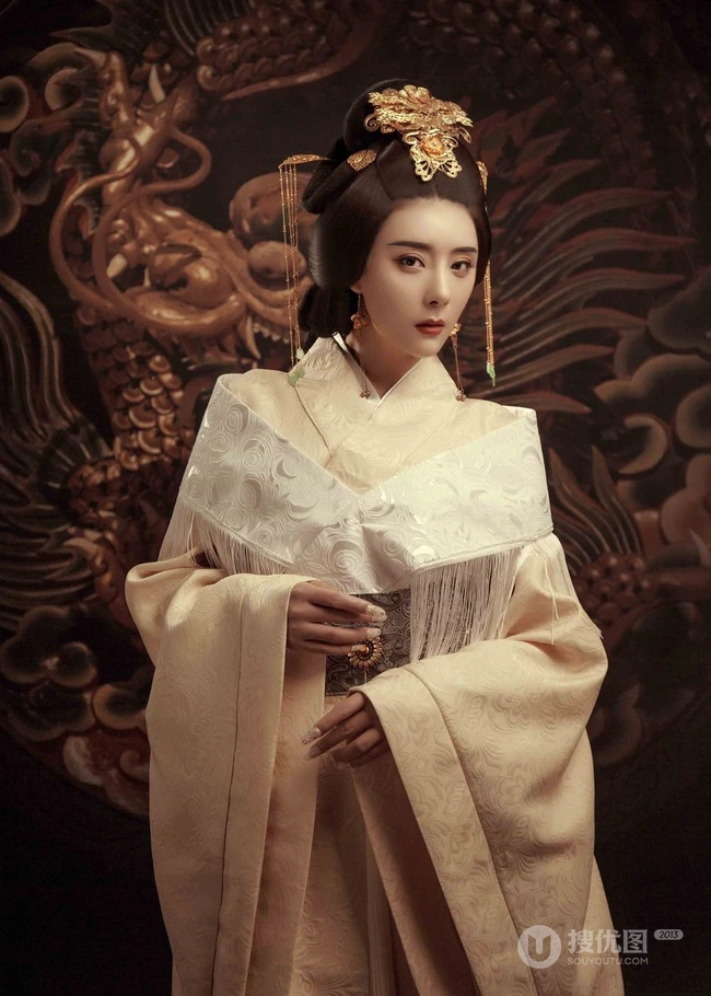 唐装女生莫晓希复古艺术摄影写真，尽显风华绝代武则天风采
