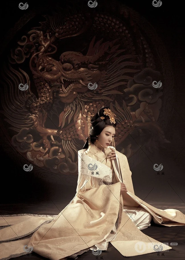 唐装女生莫晓希复古艺术摄影写真，尽显风华绝代武则天风采