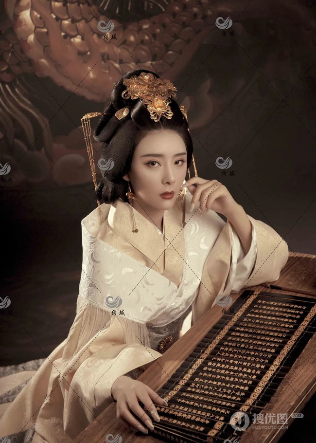 唐装女生莫晓希复古艺术摄影写真，尽显风华绝代武则天风采