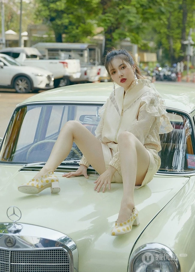 韩国女生泫雅泫雅泰国街拍写真图集，时尚穿着气质甜美
