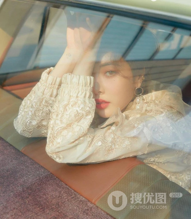 韩国女生泫雅泫雅泰国街拍写真图集，时尚穿着气质甜美
