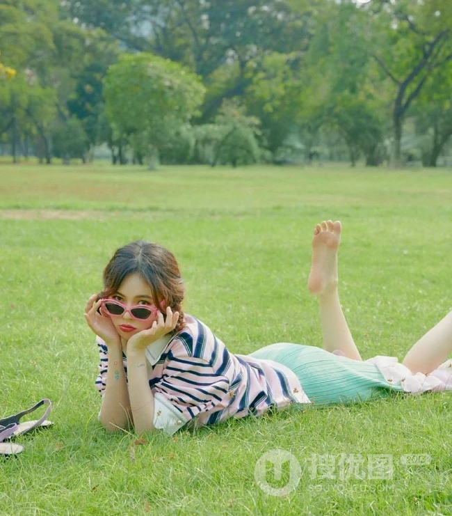 韩国女生泫雅泫雅泰国街拍写真图集，时尚穿着气质甜美