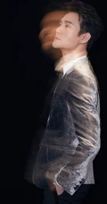王凯帅气西装着身，梦幻分影写真图片，尽显个性魅力