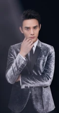 王凯帅气西装着身，梦幻分影写真图片，尽显个性魅力