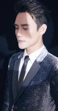 王凯帅气西装着身，梦幻分影写真图片，尽显个性魅力