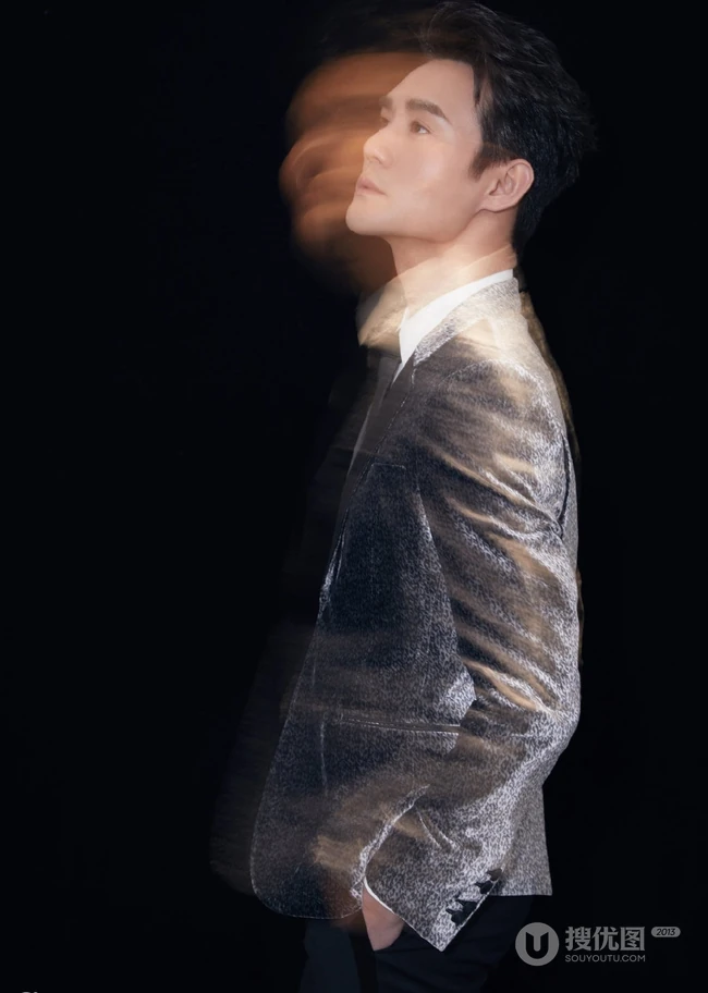 王凯帅气西装着身，梦幻分影写真图片，尽显个性魅力