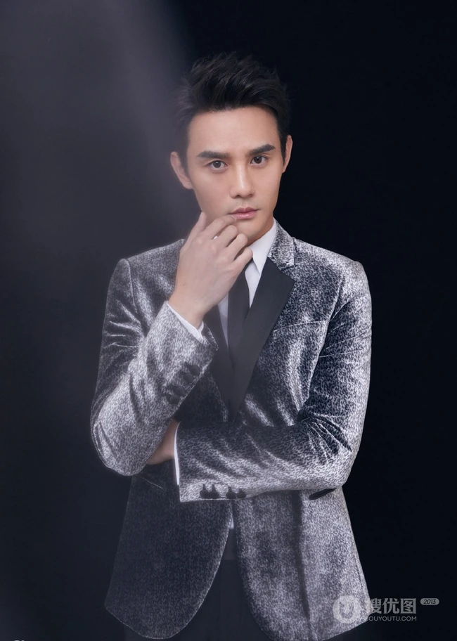 王凯帅气西装着身，梦幻分影写真图片，尽显个性魅力