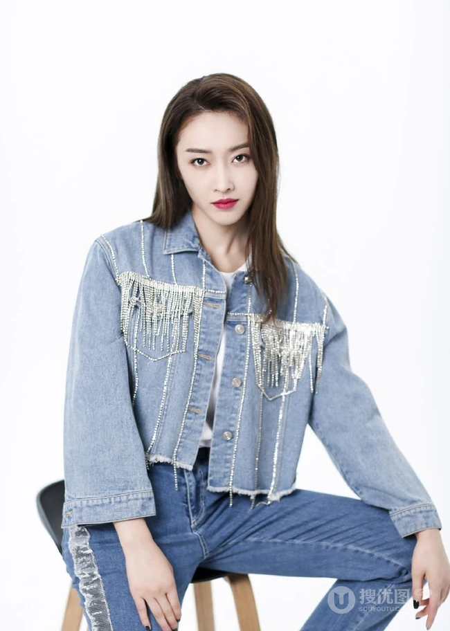女生宣璐紧身牛仔裤套装柔美写真，笑容动人，气质高冷