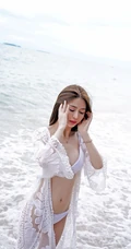 海边性感的白色比基尼长发美女养眼手机壁纸