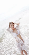 海边性感的白色比基尼长发美女养眼手机壁纸