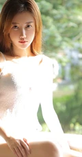 气质白皙线条感线条长发女生夏花白衣短裤唯美写真图片