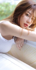 气质白皙线条感线条长发女生夏花白衣短裤唯美写真图片