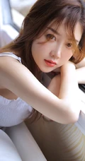 气质白皙线条感线条长发女生夏花白衣短裤唯美写真图片