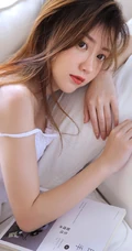 气质白皙线条感线条长发女生夏花白衣短裤唯美写真图片
